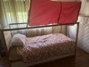 سرير من ايكيا بحاله الجديد مع فرشة ومظلة