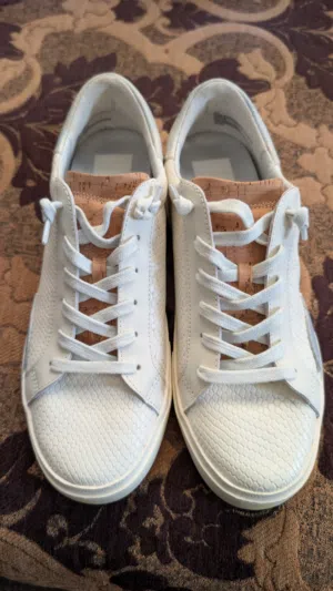 Dolce Vita وتحديداً موديل Zina Sneaker باللون الأبيض