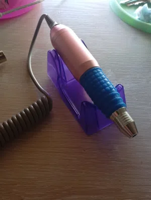 مستلزمات اظافر شبه جديدة
