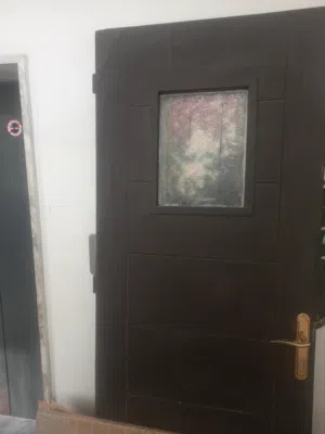 باب حجرة داخلي اللون بني بحالة ممتازة