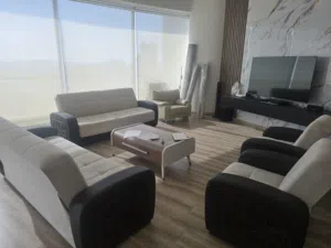 كنب تركي ل 8 اشخاص شبه جديد بمواصفات خاصة مع طاولة القهوة