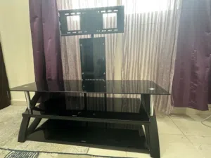 طاوله تليفزيون زجاج اسود بحاله ممتازه