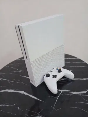 للبيع جهاز Xbox One S أبيض أنيق .إكس بوكس ون إس 1 تيرا (Xbox One S 1TB) - أداء ممتاز ومساحة كبيرة.
