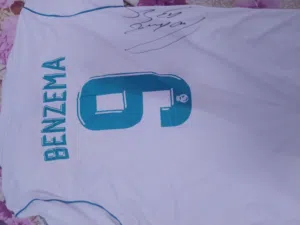 قميص موقع من روبيرتو كارلوس