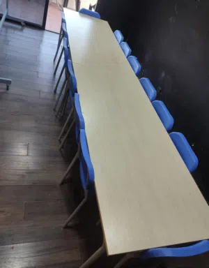 طاولات وكراسي لقاعات دراسية او اجتماعات