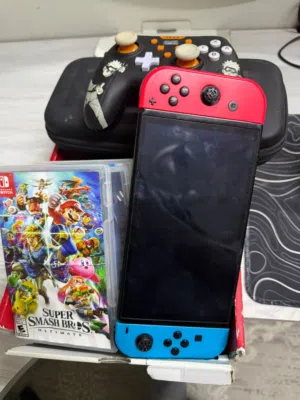Nintendo Switch OLED للبيع – نظيف جدًا مع ملحقات كثيرة قابل للتفاوض