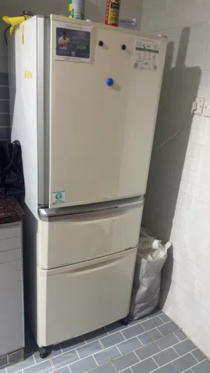 ثلاجه كبيره مع فريزر ارفرف