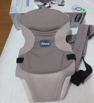 هذه حمالة أطفال من ماركة شيكو طراز "جو" (Chicco Go) باللون الرمادي