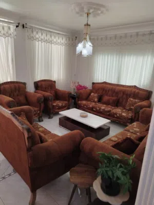 طقم كنب 10 مقاعد بحاله جيده خشب زان معاه 3 طاولات وسجاده وثريا عدد 2