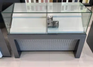طاولات للعرض مع مساحة تخزين وبحالة جيدة جدا تصلح للمحلات Display tables with storage space in very ,