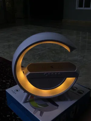 سماعات من نوع LED WIRELES CHARGING SPEAKER تحتوي على سماعات بلوتوث والوان مميزه ومتعددة