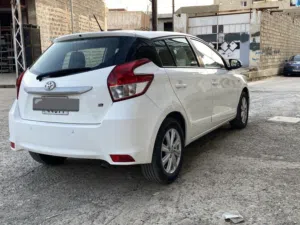 .بسعر مناسب جدا تويوتا يارس ياباني لون ابيض بدون ضرر كلين   وارد خليجي هاتشباك شكل جديد سيارة موديل