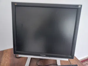 شاشه للبيع مع 3 كيبوردات