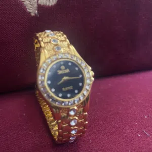 ساعة سويستار (Swistar) نسائية مطلية بالذهب للبيع السريع