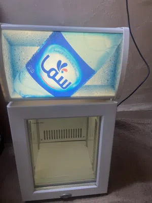 ثلاجة مكتبية صغيرة
