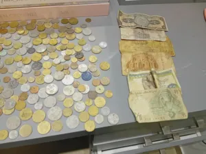 عملات أوراق ومعدني