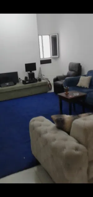شقة  مكيفة للإجار الدور الثالث   *الموقع:* المعبيله خلف نيستو *تفاصيلها:* غرفتين  وصاله وم
