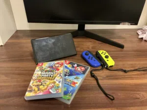 جهاز Nintendo Switched نظيف ويأتي مع لعبتين ماريو