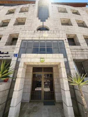 شقة مع روف "منفصلين" للبيع اطلالة عالية مساحة اجمالية (260) متر في اجمل مناطق تلاع العلي