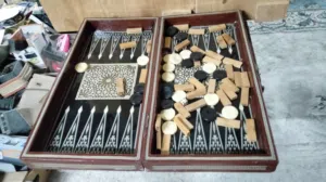 طاولة زهر مع لوحة شطرنج