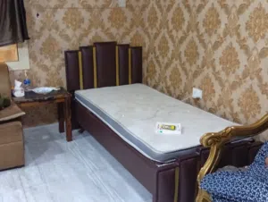 سرير للبيع غير شامل المرتبه