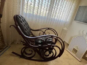 كرسي هزاز خشبي منجد حديث بحالة ممتازة