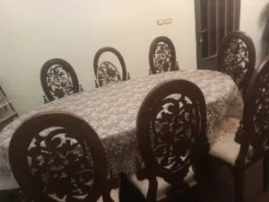 طاولة سفرة للبيع مع كراسي