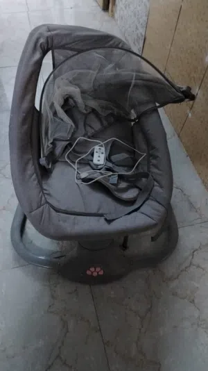 سرير اطفال هزاز كهربائي مع الريمونت اخو الجديد مستعمل للبيع