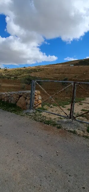 لقطه يا بلاش مزرعة جاهزه جرش منطقة دحل شاليهات ومزارع طريق الزرقاء جرش مزرعة جاهزه 3ونص بسعر 27ألف