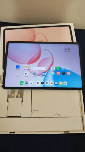 هونور باد 10 مثل الجديد مع ضمان وجميع الملحقات ويدعم منفذ شريحه ذاكره 256 GB