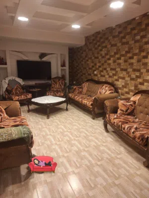 طقم كنب استعمال خفيف 9 مقاعد وطاولة كبيرة و 2 وسط