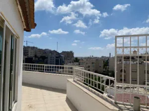 شقه طابق ثالث مع روف للبيع في جبل عمان- 14047