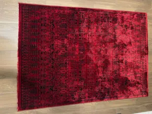 سجادة حمراء وسوداء – جديدة تماماً / Red & Black Rug – Brand Newسجادة باللونين الأحمر والأسود، جديدة