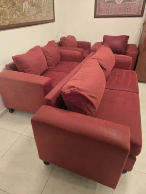 طقم كنب حالة جيدة للبيع مع طقم سجاد