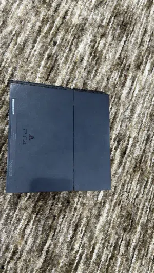 للبيع PS4 العاديه او للبدل ب 5