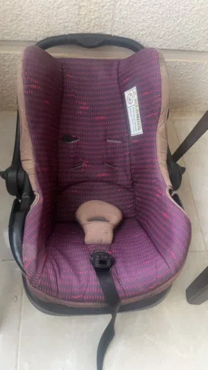 Car seat for sale كرسي بيبي سيارة للبيع  مع قاعدة