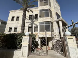 Breathtaking Furnished newly Renovated semi-Villa