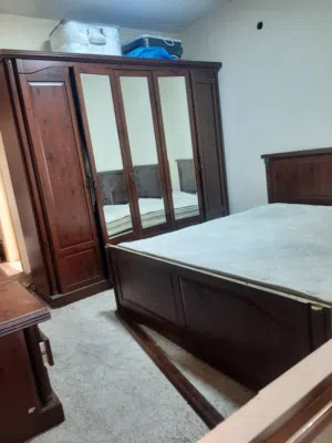 غرفة نوم مع فرشه