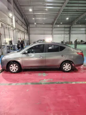 Nissan sunny 2013 سيارة في حالة جيدة.  مسرفيسة بكامل