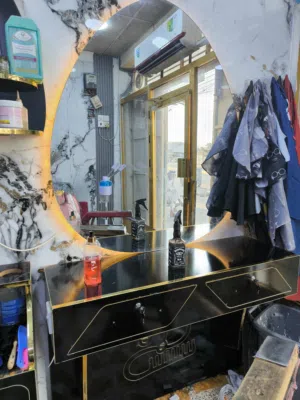 ميز ومرايه حلاقة للبيع نضيفات ابي الخصيب محيله