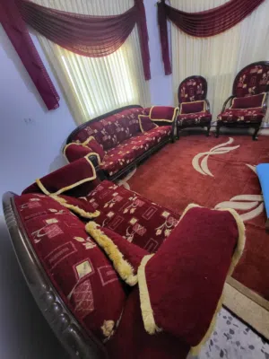 كنب للبيع بحالة ممتازة خشب سويد  مستعمل بحال الوكاله 7 مقاعد السعر 320 دينار