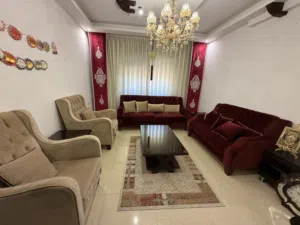 أثاث مستعمل للبيع  طقم غرفة ضيوف و صالون و غرفه نوم و مكيف و فلتر ماء مع كولر و خزانه ملابس و غساله