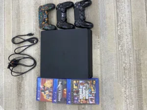 للبيع PS4 نظيف جداً استعمال مرتب ومابي اي مشاكل