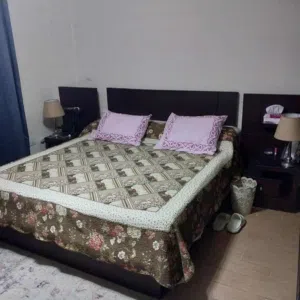 غرفة نوم عبارة عن سرير 180×2 متر ودولاب كبير3 ضلفة جرار و2 كومود ادراج وتسريحة وشوفنيرة بدون المرتبة
