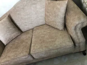 طقم كنب شبه جديد 6 مقاعد ثنائيتين ومفردتين الطقم ما في ولا نقرة للبيع