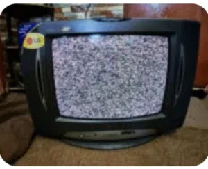 تلفاز LG بحالة الوكالة يعمل بحالة جيدة جدا ونظيف بحالة الوكالة مكفول على الفحص ومعه رموت الاصلي يعمل