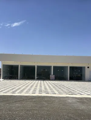 محلات للايجار بالقرب من المدرسة الباكستانية خط اول من الشارع (حي الرفعه )