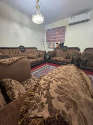 طقم كنب 7مقاعد موجود ببيت بالزرقاء جبل طارق للبيع بسعر مغري جدا ب90د خشب ثيقل وكاله ما فيو اشي