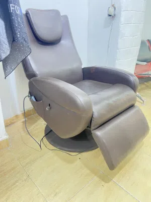 كرسي مساج + مرايات حلاق + كجورة معدات حلاقة