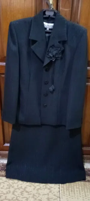 طقم ستاتي بحاله ممتازه بلبس مقاس 38   تنوره وجاكيت خط فضي منه وفيه بزبط لمناسبه أو عادي